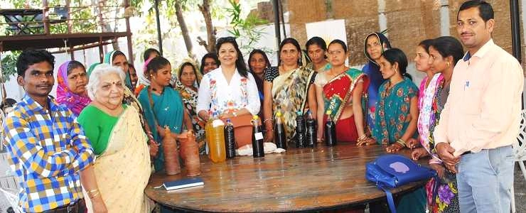 बुंदेलखंड की महिलाओं को प्राकृतिक रंग बनाने का प्रशिक्षण - Natural color making training, Bundelkhand Woman