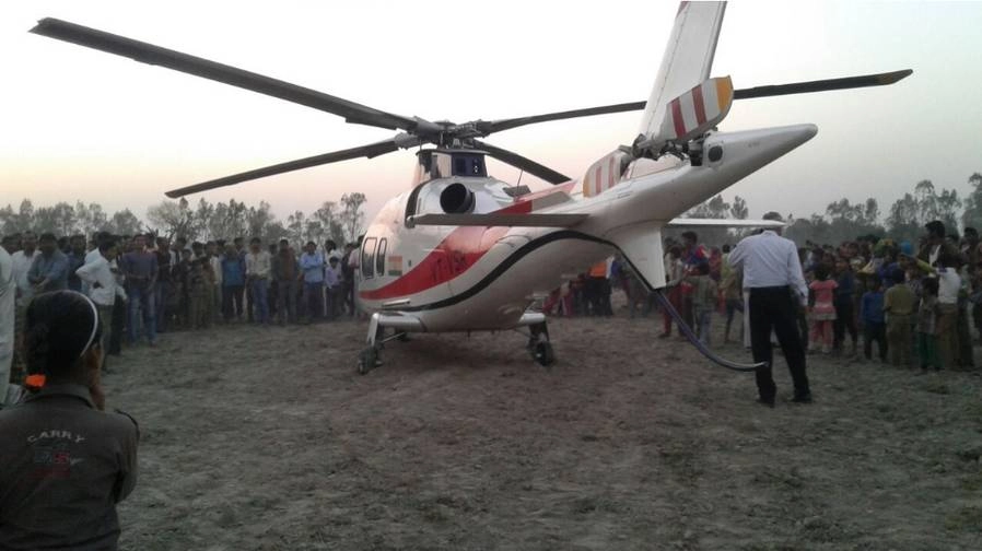 हेलीकॉप्टर की आपात लैंडिंग, बाल-बाल बचे आजम खां - Azam Khan's chopper makes emergency landing safely