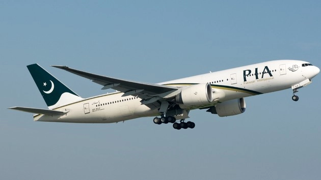 हैरतअंगेज! पीआईए की उड़ान में 7 यात्री खड़े-खड़े गए मदीना - PIA Flight 7 passenger standing in the Medina