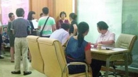 चीन : ज्यादा मुआवजे के लिए सामूहिक तलाक - Chinese divorce for more compensation