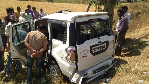 इंदौर में जीप पेड़ से टकराई, पांच की मौत, चार घायल - Jeep collides with tree in Indore