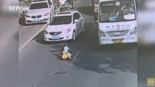दिल दहला देने वाला वीडियो, बच्चा जब सड़क पर आया