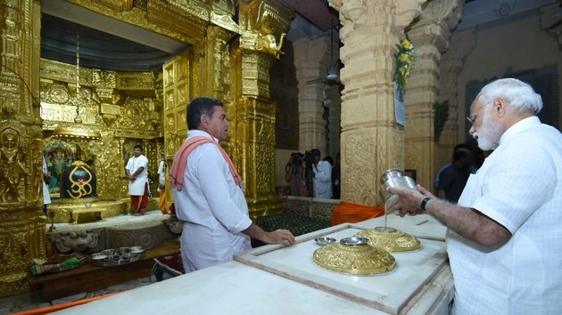 मोदी ने सोमनाथ मंदिर में की पूजा-अर्चना - PM Modi in Somnath temple