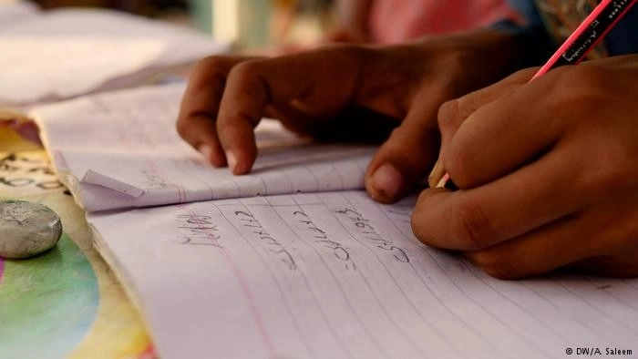 पाकिस्तान में बच्चे नहीं जाते स्कूल | Pakistani schools