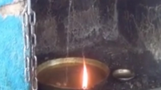 माता के यहां तेल से नहीं पानी से जलता है दीपक!!! | Durga Mata Miracle Temple