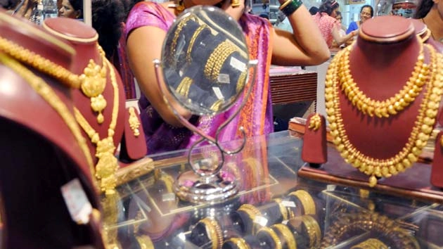 Delhi Sarafa Bazar | सोना 396 रुपए टूटा, चांदी 179 रुपए कमजोर