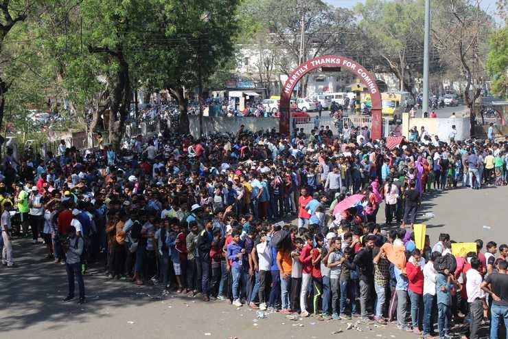 इंदौर में आईपीएल मैचों को लेकर भारी उत्साह, टिकटों के लिए उमड़ी भीड़