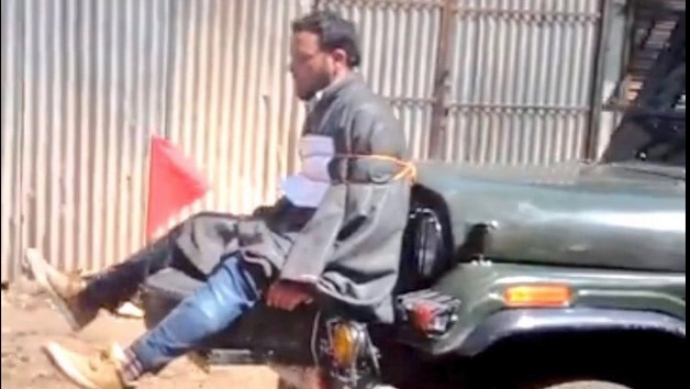 वीडियो पर विवाद, पथराव से बचने के लिए सेना ने जीप से बांधा... - omar abdullah tweets video of a kashmiri man tied to army jeep