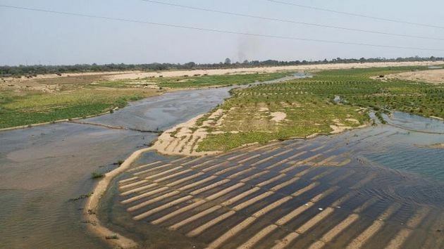 गर्मी में सूखी नदी, बर्बाद हुए हजारों किसान