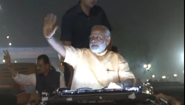 सूरत में प्रधानमंत्री मोदी के 'मैगा रोड शो' में जनसैलाब उमड़ा - Narendra Modi road show surat