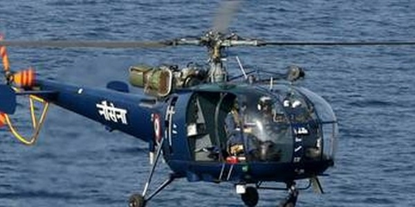 समुद्र में फंसी नौका, नौसेना ने बचाई चार की जान - Indian navy rescued four
