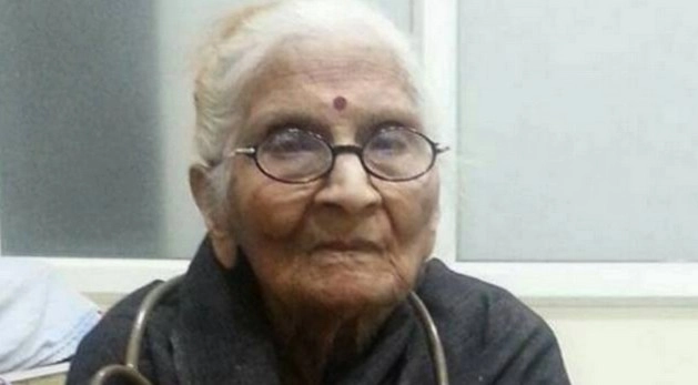 'डॉक्टर दादी' को उनके घर जाकर सौंपा 'पद्मश्री' सम्मान