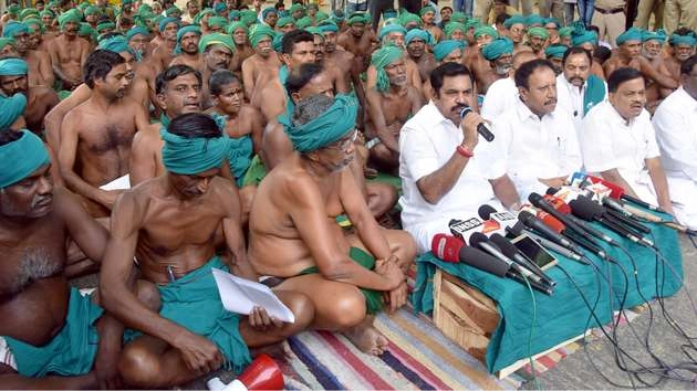 प्रदर्शनकारी किसानों से मिले मुख्‍यमंत्री पलानीसामी, किया यह वादा... - TamilNadu CM Palaniswami meets protesting farmers in Delhi