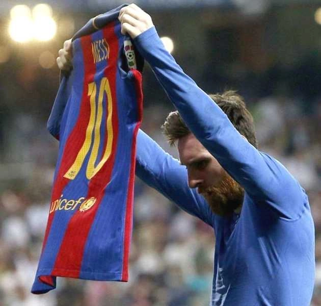फ़ुटबॉल के देवता ने कहा : दस नंबर की इस जर्सी को ग़ौर से देखो - Lionel Messi, Real Madrid Barcelona football match