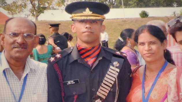 शहीद की मां ने कहा, मुझे पैसा नहीं, बेटा चाहिए - Captain Ayush Yadav