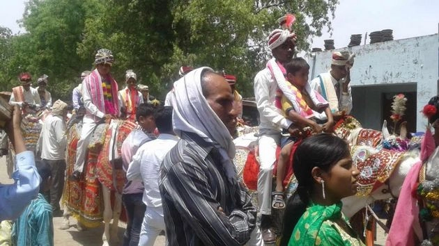 आगरा  में अक्षय तृतीया के अवसर पर 51 जोड़े विवाह सूत्र बंधन में बंधे - Akshay Tritiya, Sarvajati mass marriages, Agra