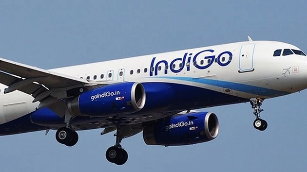 Indigo के विमान से टकराई Spice Jet के विमान की सीढ़ी - Indigo aircraft collides with Spice Jet aircraft ladder