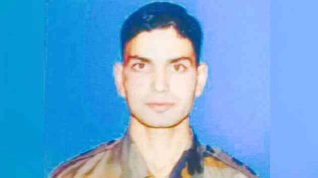 कश्मीर में मिला सैन्य अधिकारी का शव, शरीर पर गोलियों के निशान - dead body of army officer found in Kashmir