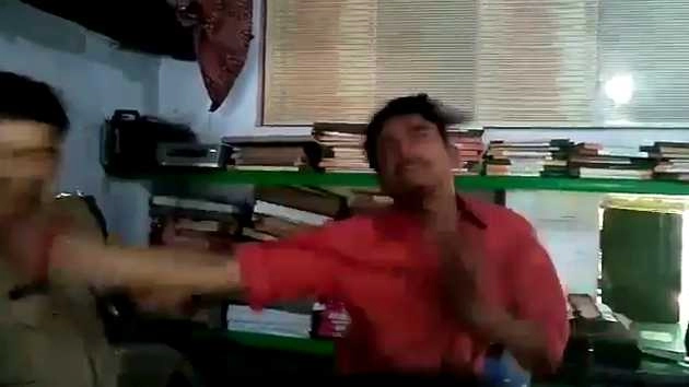 सपा नेता के भतीजे ने पुलिस अधिकारी को मारा थप्पड़ (वीडियो)