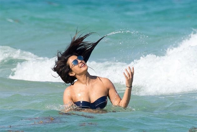 प्रियंका चोपड़ा ने बिकिनी में दिखाया हॉट अंदाज... - Priyanka Chopra's stunning photos in bikini from Miami beach