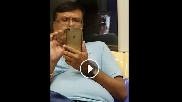 ट्रेन में लड़की के साथ कर रहा था यह काम, शीशे ने खोल दी पोल (वीडियो)
