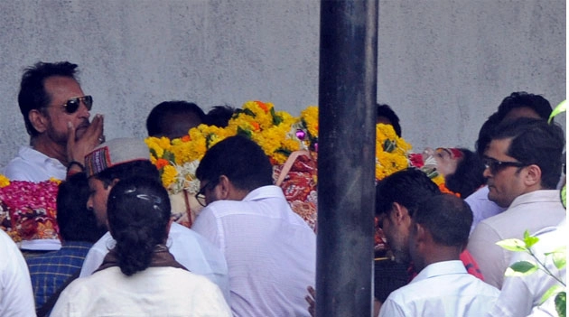 रीमा लागू के अंतिम संस्कार में पहुंचे ये कलाकार