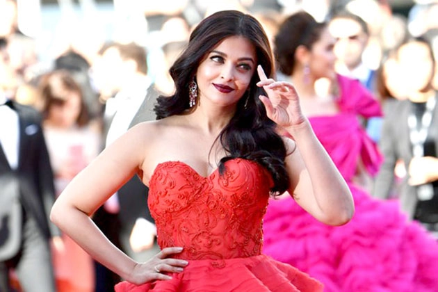 रेड गाउन में खूबसूरत ऐश्वर्या राय बच्चन... कान 2017 - Aishwarya Rai Bachchan  in red ruffled gown at Cannes 2017