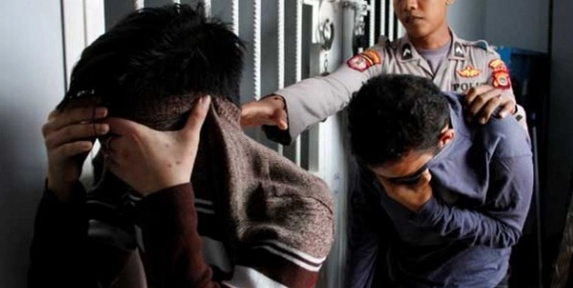 समलैंगिक संबंध बनाने पर सरेआम कोड़े मारने की सजा - Indonesia gay relations penal offense