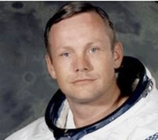 40 लाख डॉलर में नीलाम होगा आर्मस्ट्रांग का बैग! - Astronaut Neil Armstrong