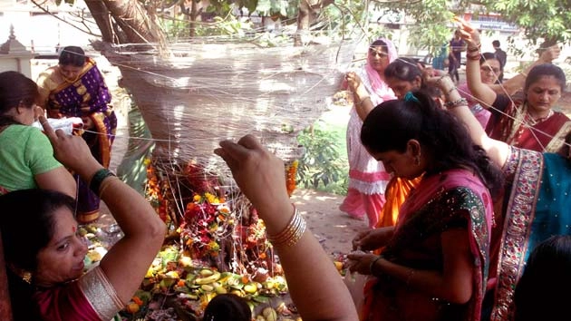 सुख-समृद्धि देता एवं पति को दीर्घायु बनाता है वट सावित्री व्रत - 2017 Vat Savitri Amavasya