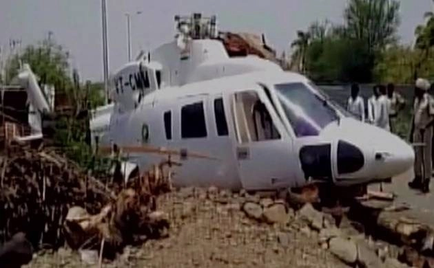 महाराष्ट्र के मुख्‍यमंत्री का हेलीकॉप्टर दुर्घटनाग्रस्त - Maharashtra CM Devendra Fadnavis chopper crash lands in Latur