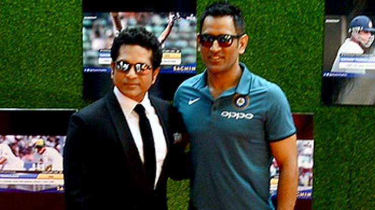 एमएस धोनी ने 'क्रिकेट के भगवान' की फिल्म को सराहा