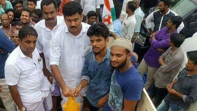 सरेआम गाय काटने वाले यूथ कांग्रेस के नेता को पार्टी से निकाला - Kerala cow slaughter: Youth Congress workers suspended from party after Rahul Gandhi condemns incident