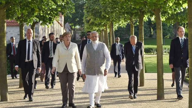 जर्मन चांसलर मर्केल से मिले मोदी, इन मुद्दों पर हुई बात... - PM Modi meets with German Chancellor Angela Merkel