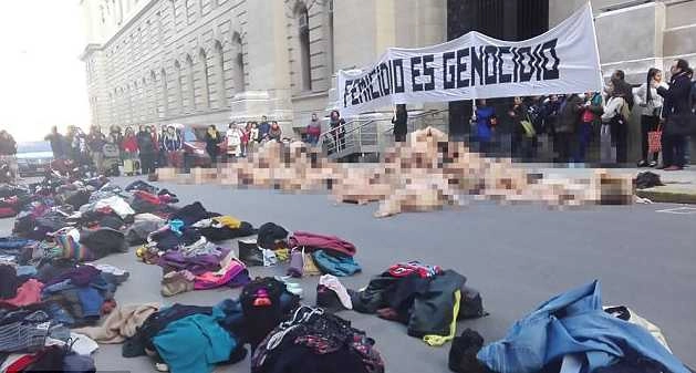 देखते ही देखते राष्ट्रपति आवास के बाहर निर्वस्त्र हो गई महिलाएं... - Nude Protest,, Buenos Aires