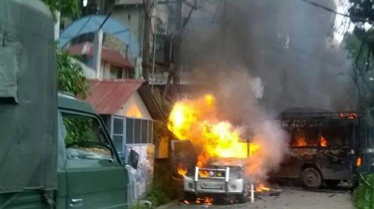 दार्जिलिंग में हिंसा जारी, 12 हजार से अधिक पर्यटक फंसे - Darjeeling, violence, tourists
