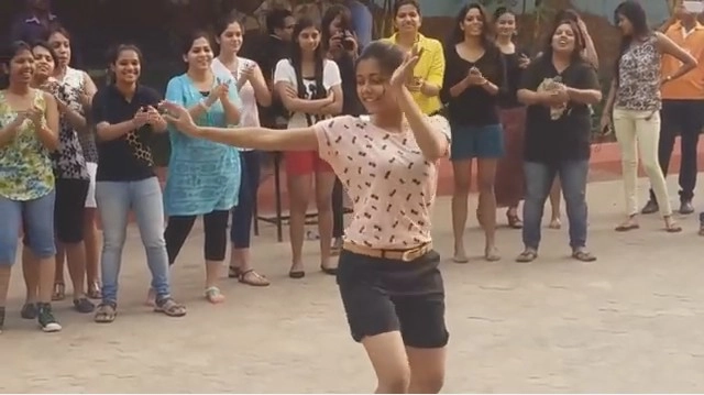 रहमान के मुकाबला गाने पर इस लड़की का डांस हुआ वायरल (वीडियो) - Dancing video of Odisha college girl is going viral