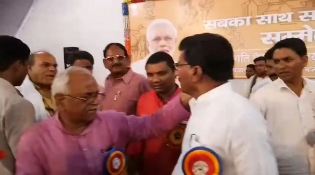 मंत्री बोले- बहुत देखे हैं ऐसे सांसद, भाजपा सांसद ने दिया यह जवाब... (वीडियो) - Agriculture minister and BJP MP fights on stage in Madhya Pradesh