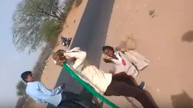 शर्मनाक! विक्षिप्त महिला को बेरहमी से पीटा, जबरन बुलवाया अल्लाह और श्रीराम...(वीडियो) - Shameful people beats disturbed lady in Nagore