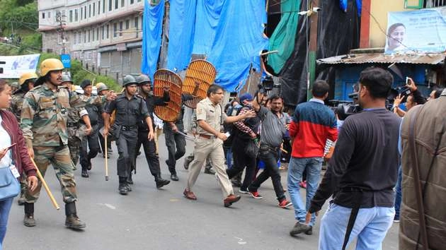 दार्जिलिंग में हिंसा, पथराव, आगजनी और फिर लाठीचार्ज... - violence in Darjeeling