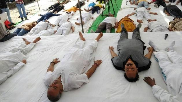 योग दिवस पर सरकार का विरोध, कांग्रेस ने किया शवासन - congress protest government on Yoga diwas