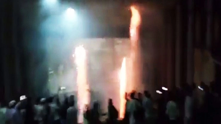 ट्‍यूबलाइट के शो में चले पटाखे, दर्शकों की जान पर बन आई (वीडियो)