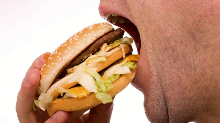 सावधान! आप भी खाते हों बर्गर तो... - Fast food burger health competition,