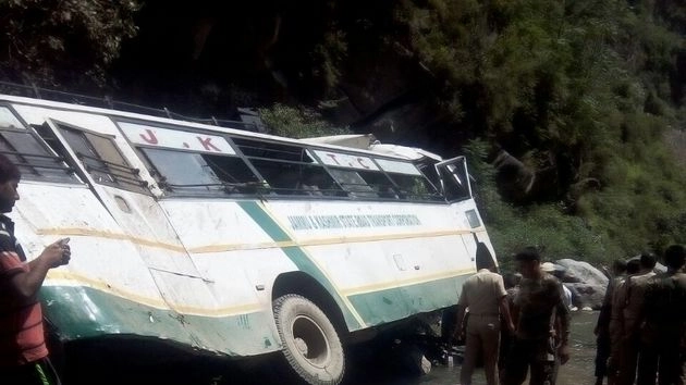 अमरनाथ श्रद्धालुओं से भरी बस खाई में गिरी, 17 की मौत - Bus carrying Amarnath Yatris fell in george,17 dies