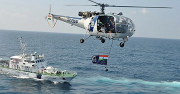 समुद्र में डूब रहा था जहाज, भारतीय तटरक्षक बल ने बचाई 11 की जान - Coast Guard Rescues 11 Of Sunken Ship Off