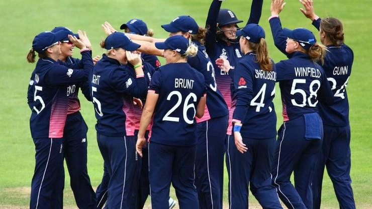 इंग्लैंड की महिला टीम ने ऑस्ट्रेलिया को 8 विकेट से हराया - England Australia triangular women T-20 series