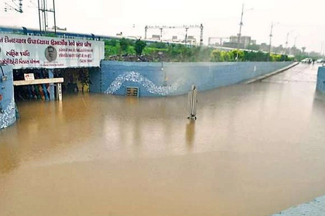 भारी बारिश से बेहाल हुआ गुजरात (फोटो) - havvey flood in gujrat