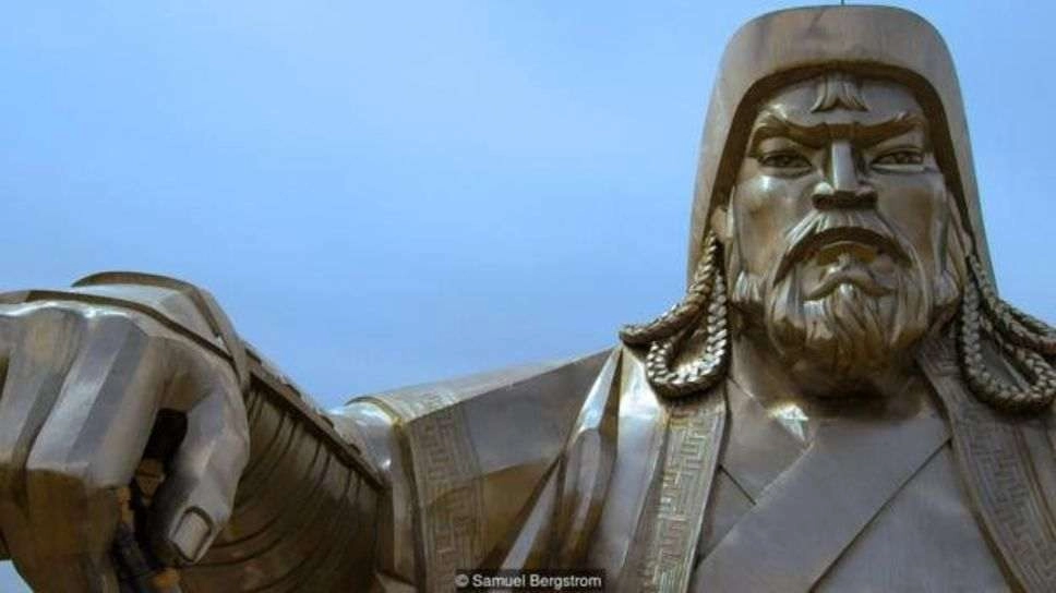 चंगेज़ ख़ान की तस्वीर 'कुचलने' वाले को जेल - Genghis Khan