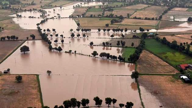 बाढ़ से गुजरात में हाहाकार, नदी में मिले 16 शव - Heavy Flood Gujarat Banaskantha