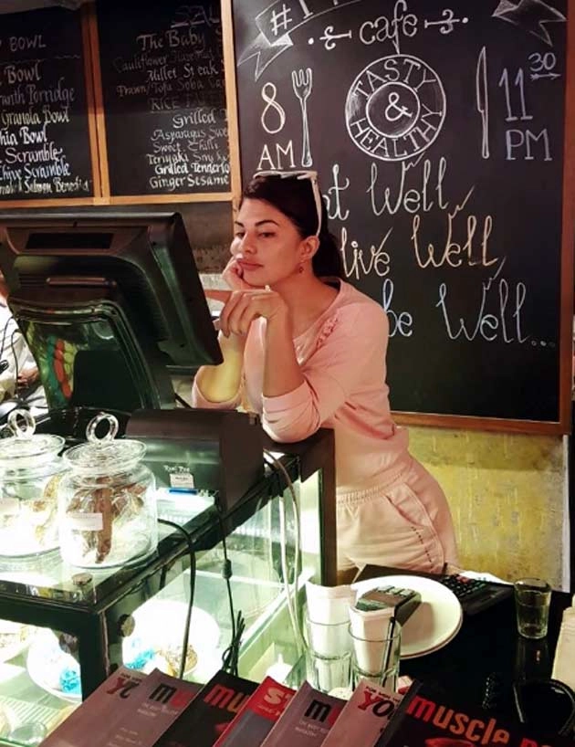 जैकलीन फर्नां‍डीस ने फोटो पोस्ट कर किया खुलासा - Jacqueline Fernandez, Waitress